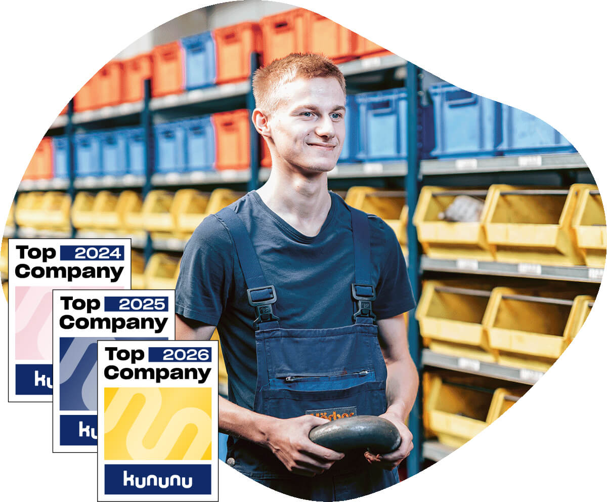 Mitarbeiter Niklas freut sich über die Top Company Auszeichnung