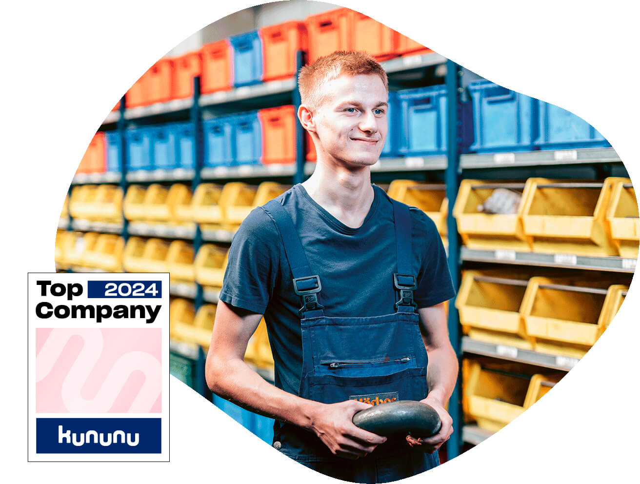 Mitarbeiter Niklas freut sich über die Top Company Auszeichnung
