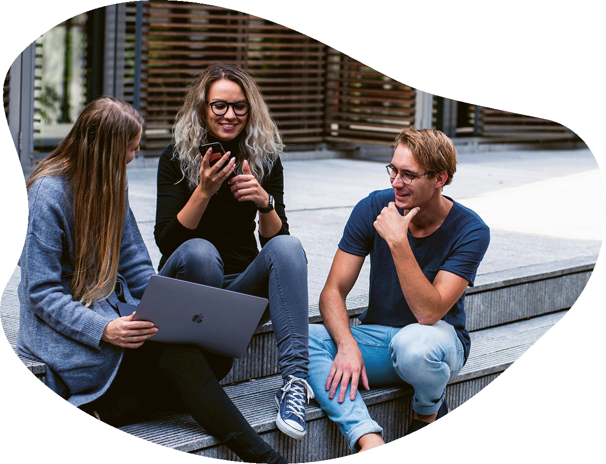 Jugendliche lernen für die Ausbildung